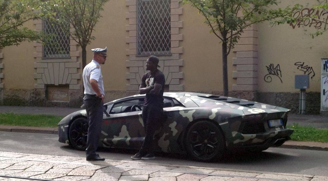 Milano - Muntari con la sua Lamborghini mimetica (Ansa)